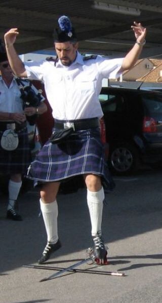 PIPES AND DRUMS HELPING THE HEROES