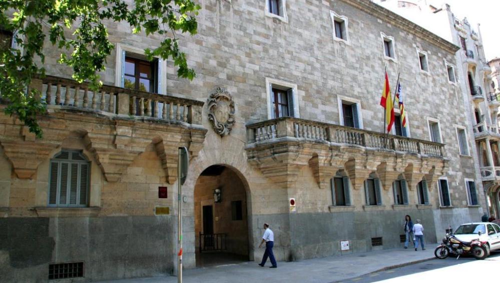 Woman accused of taking ten grand from ex partner´s bank account