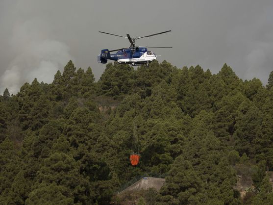 Fire fighting helicopter