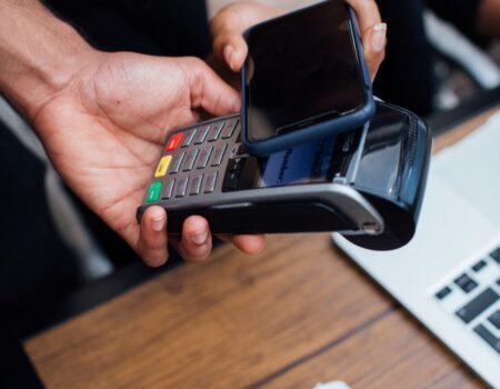customer paying contactless with a smartphone