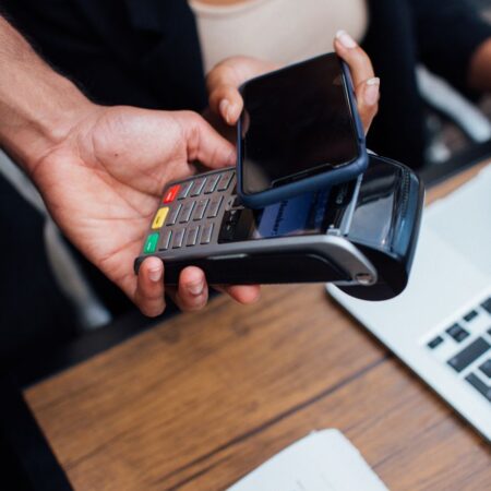 customer paying contactless with a smartphone