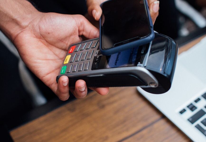 customer paying contactless with a smartphone