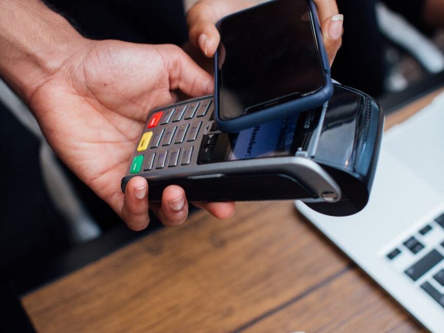 customer paying contactless with a smartphone